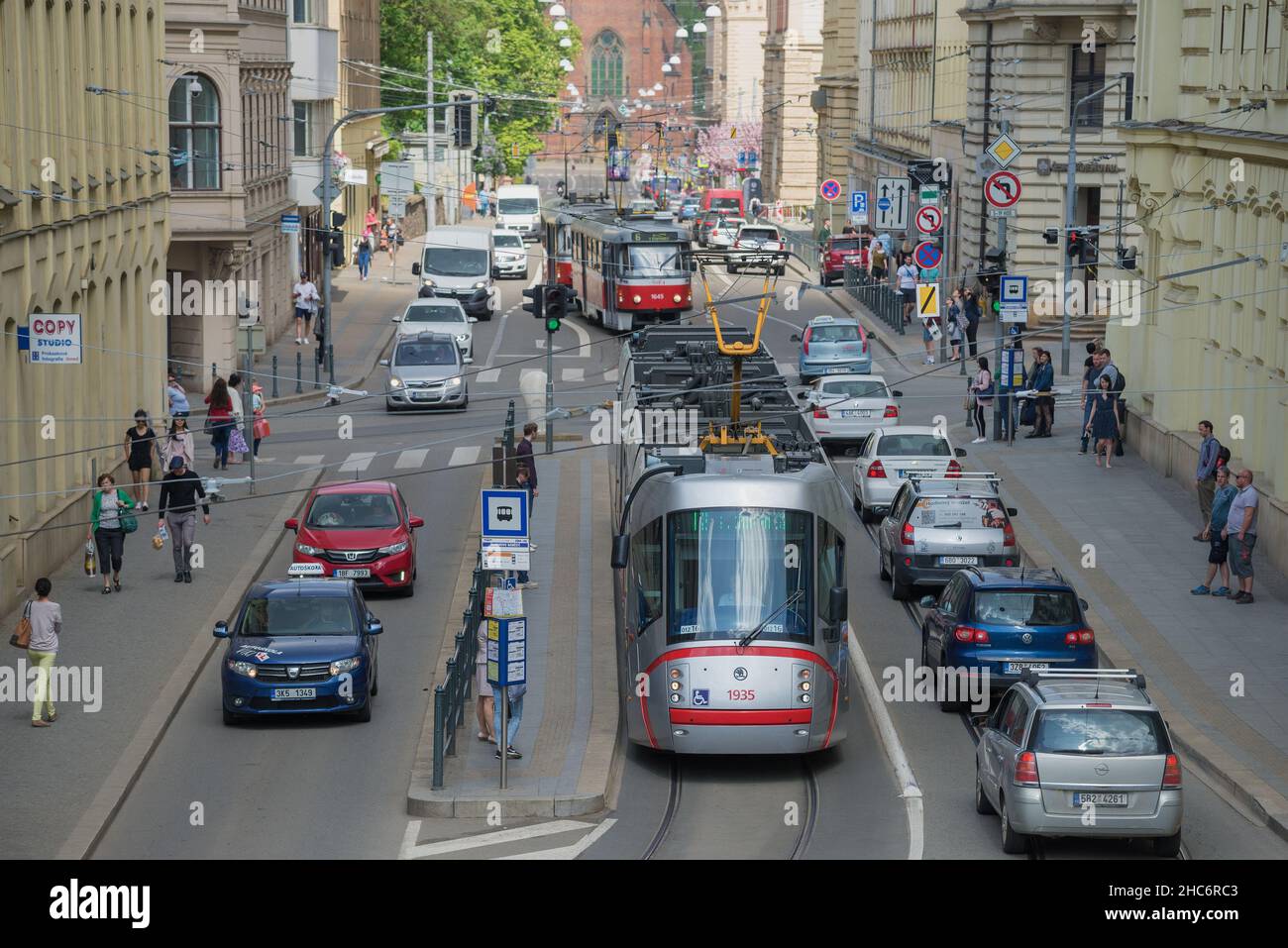 BRNO, REPUBBLICA CECA - 24 APRILE 2018: Moderno tram Skoda nel traffico urbano in un giorno di aprile Foto Stock