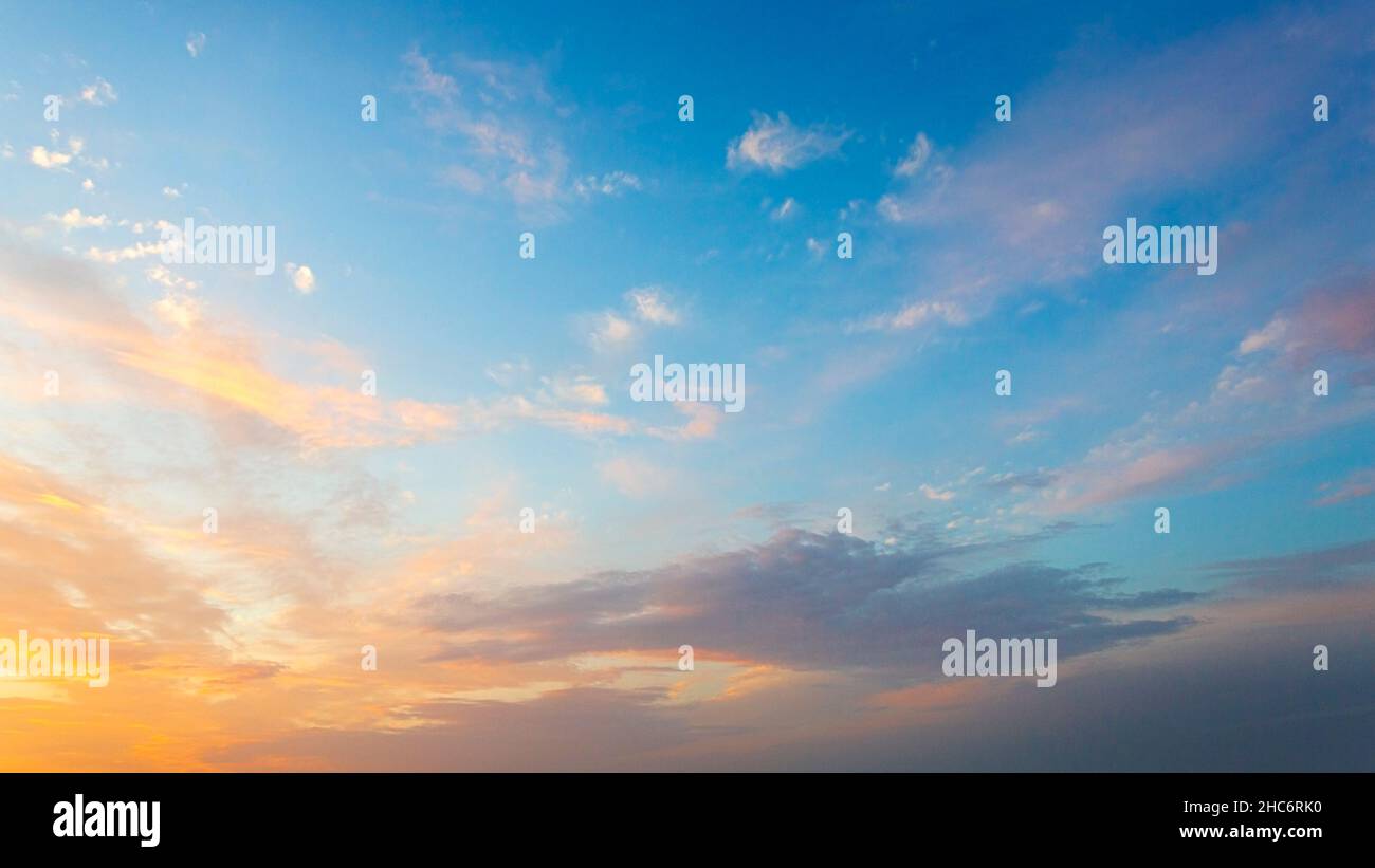 Cielo crepuscolo con sfumatura arancione Foto Stock
