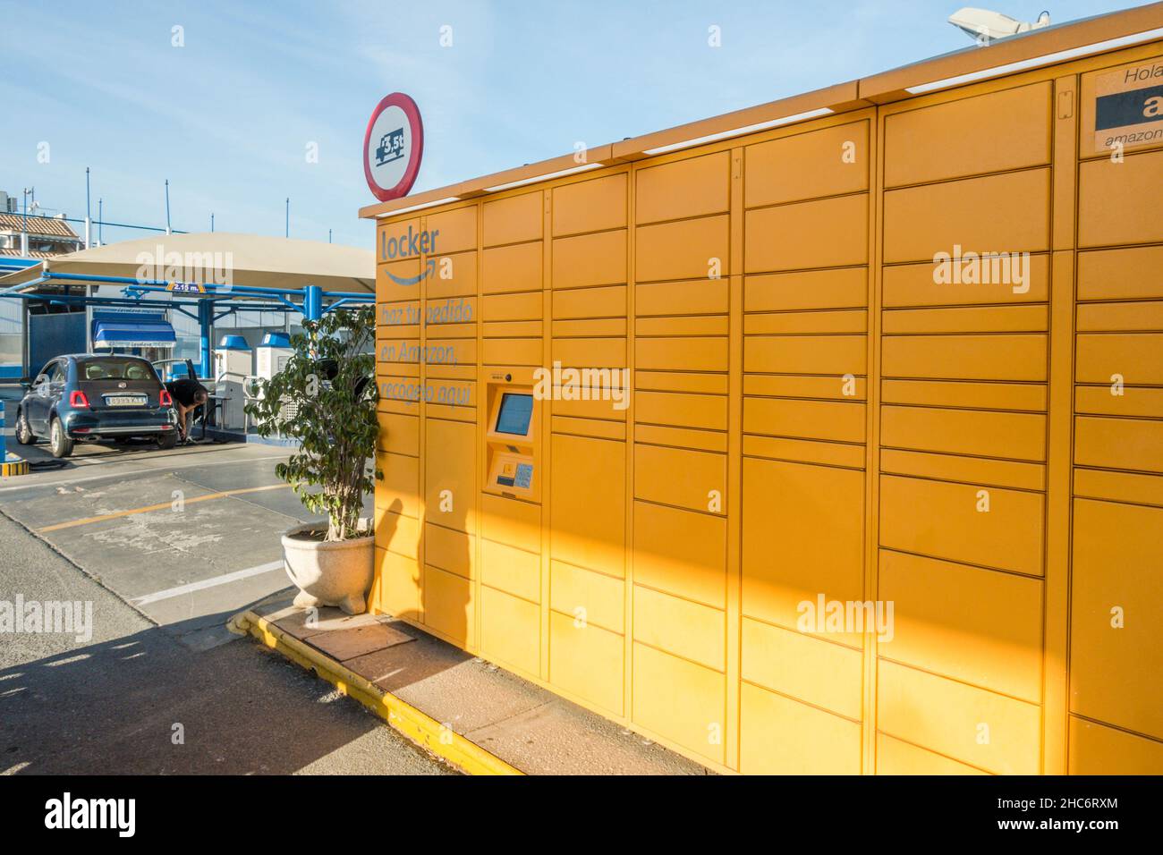 Amazon Locker, sistema di consegna che Amazon utilizza nei luoghi pubblici per il ritiro e la restituzione dei pacchi, Andalucia, Spagna. Foto Stock