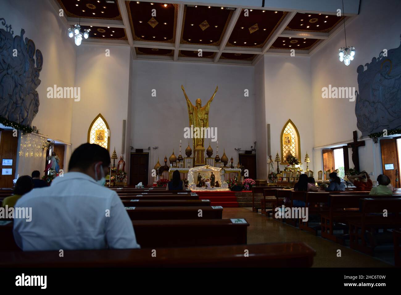 Thailandia : Cristiano partecipa alla Santa comunione in occasione del Natale e della vigilia di Capodanno 2021 alla Chiesa del Santo Redentore di Bangkok, il 25 dicembre 2021 Foto Stock