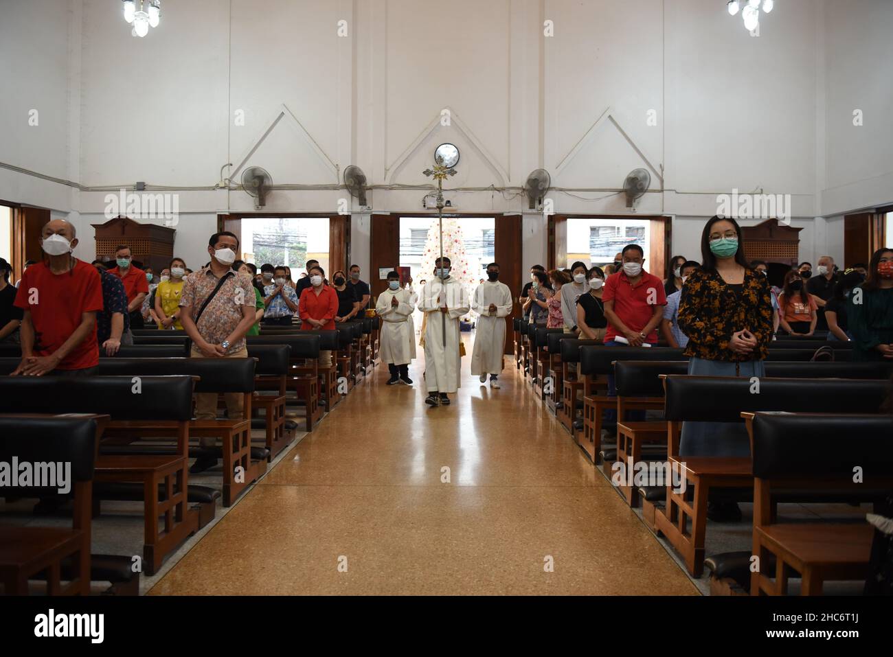 Thailandia : Cristiano partecipa alla Santa comunione in occasione del Natale e della vigilia di Capodanno 2021 alla Chiesa del Santo Redentore di Bangkok, il 25 dicembre 2021 Foto Stock