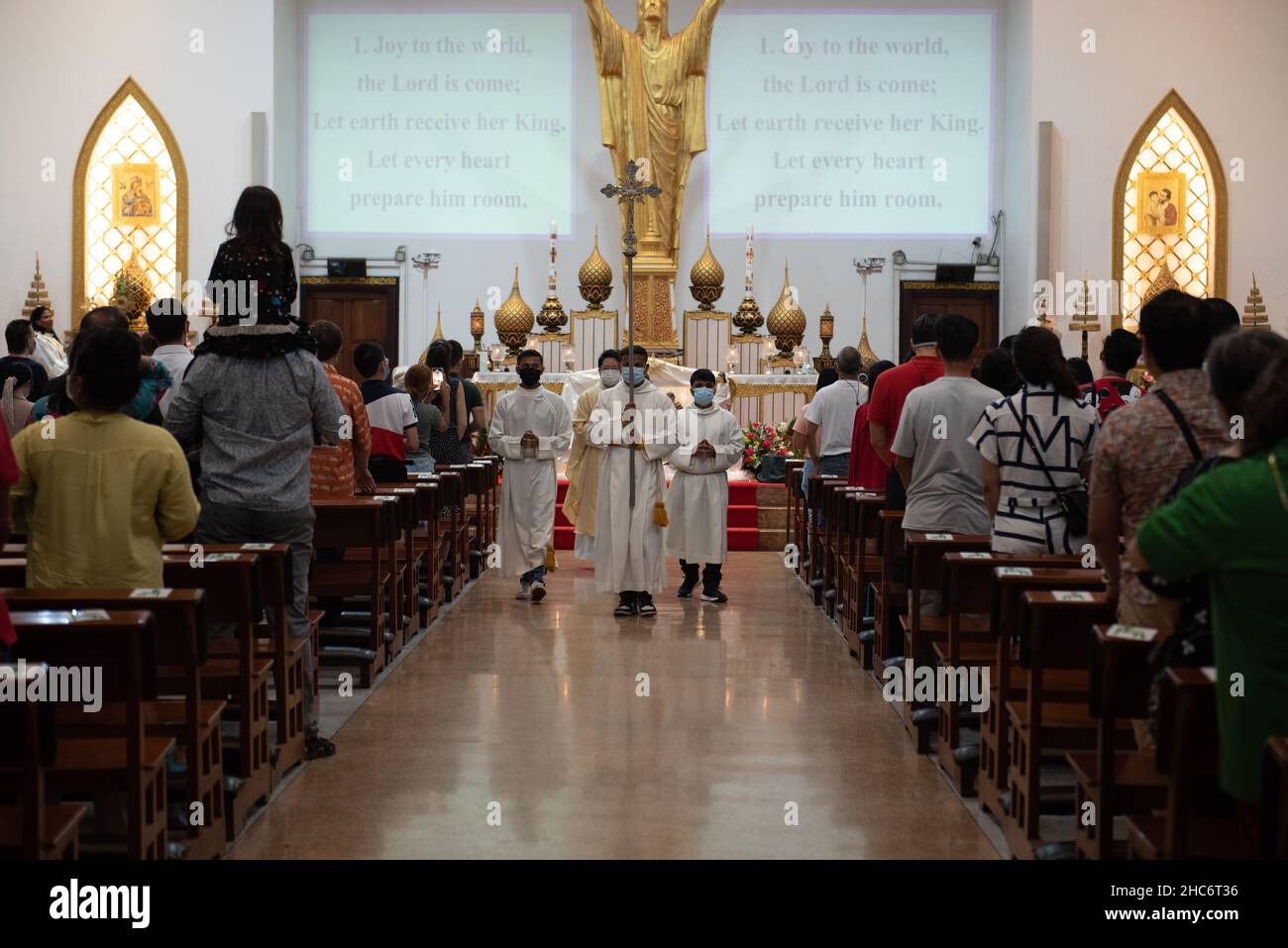 Thailandia : Cristiano partecipa alla Santa comunione in occasione del Natale e della vigilia di Capodanno 2021 alla Chiesa del Santo Redentore di Bangkok, il 25 dicembre 2021 Foto Stock