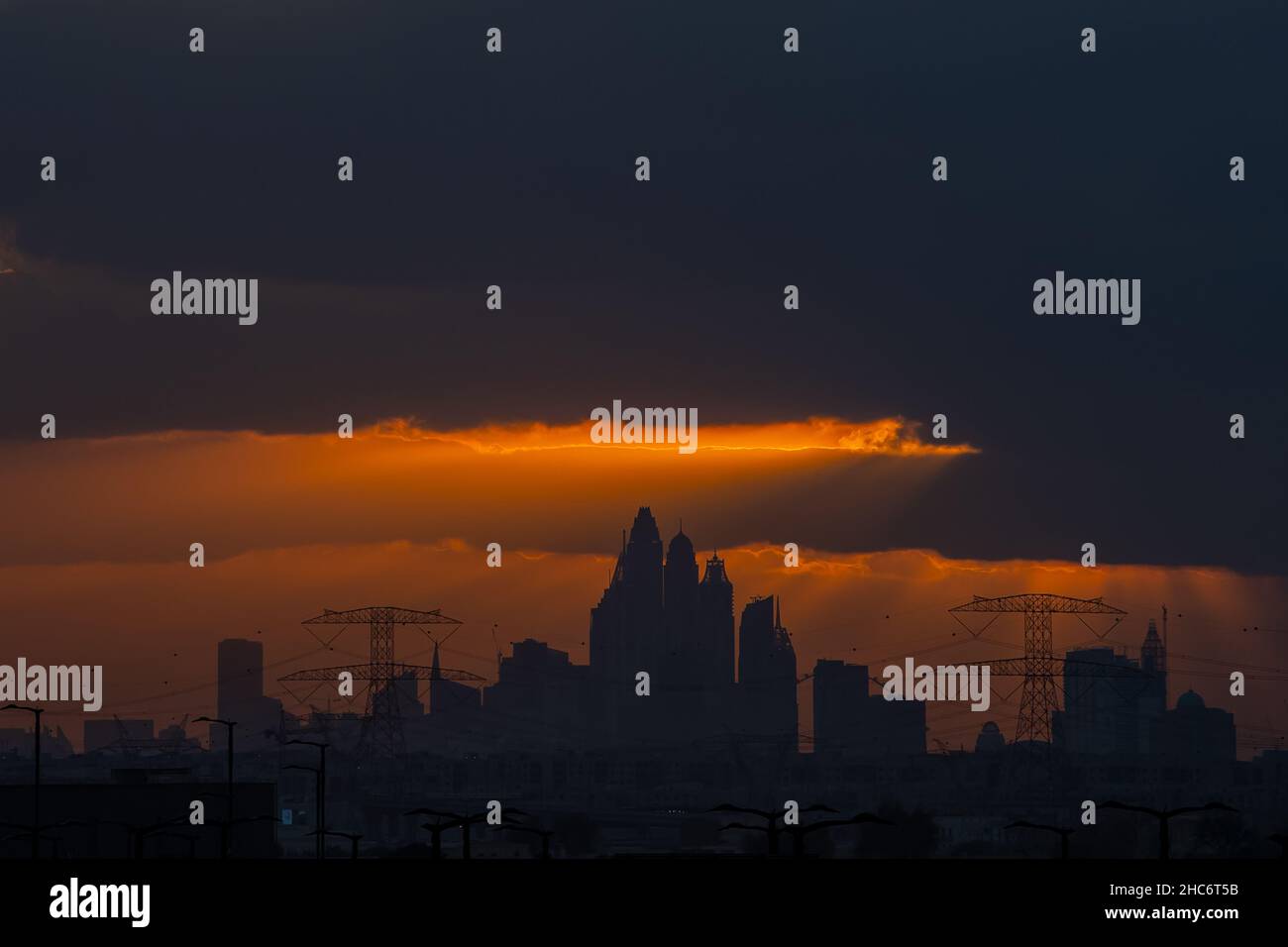 Foto della silhouette dell'edificio della città di Dubai durante il tramonto Foto Stock