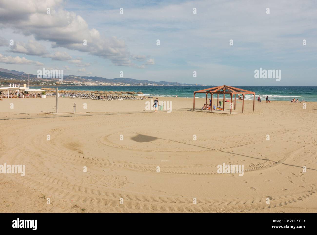Tranquilla spiaggia pulita di Puerto Banus a Marbella. Andalusia, Spagna. Foto Stock