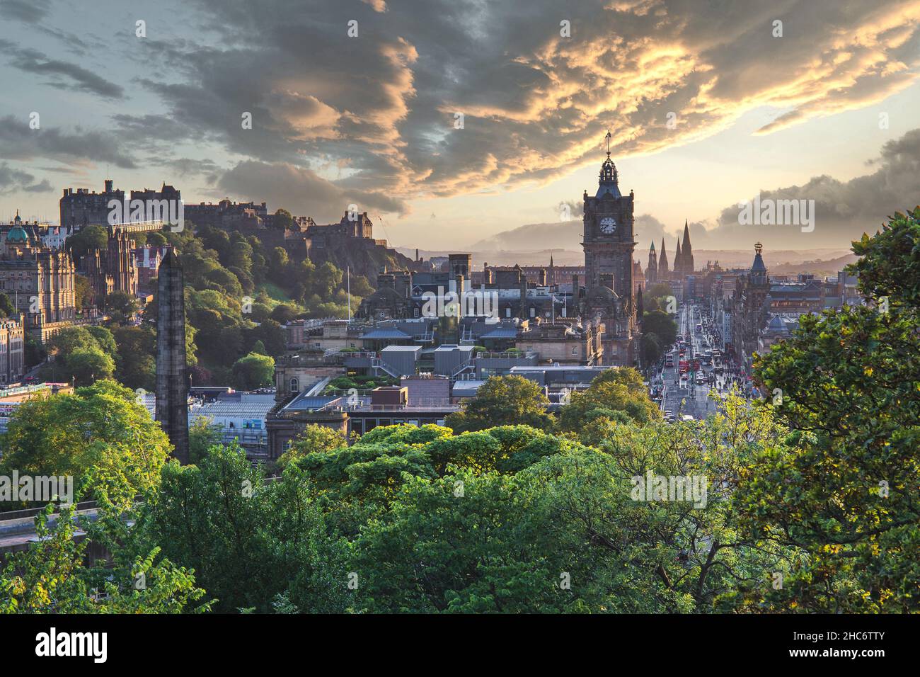 Una vista da Calton Hill su Edinburgo, città di Edimburgo, Scozia, Regno Unito, Europa. Foto Stock