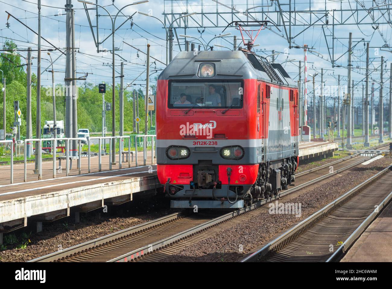EP2K è una locomotiva elettrica DC a sei assi da passeggeri russa in un giorno di maggio soleggiato Foto Stock