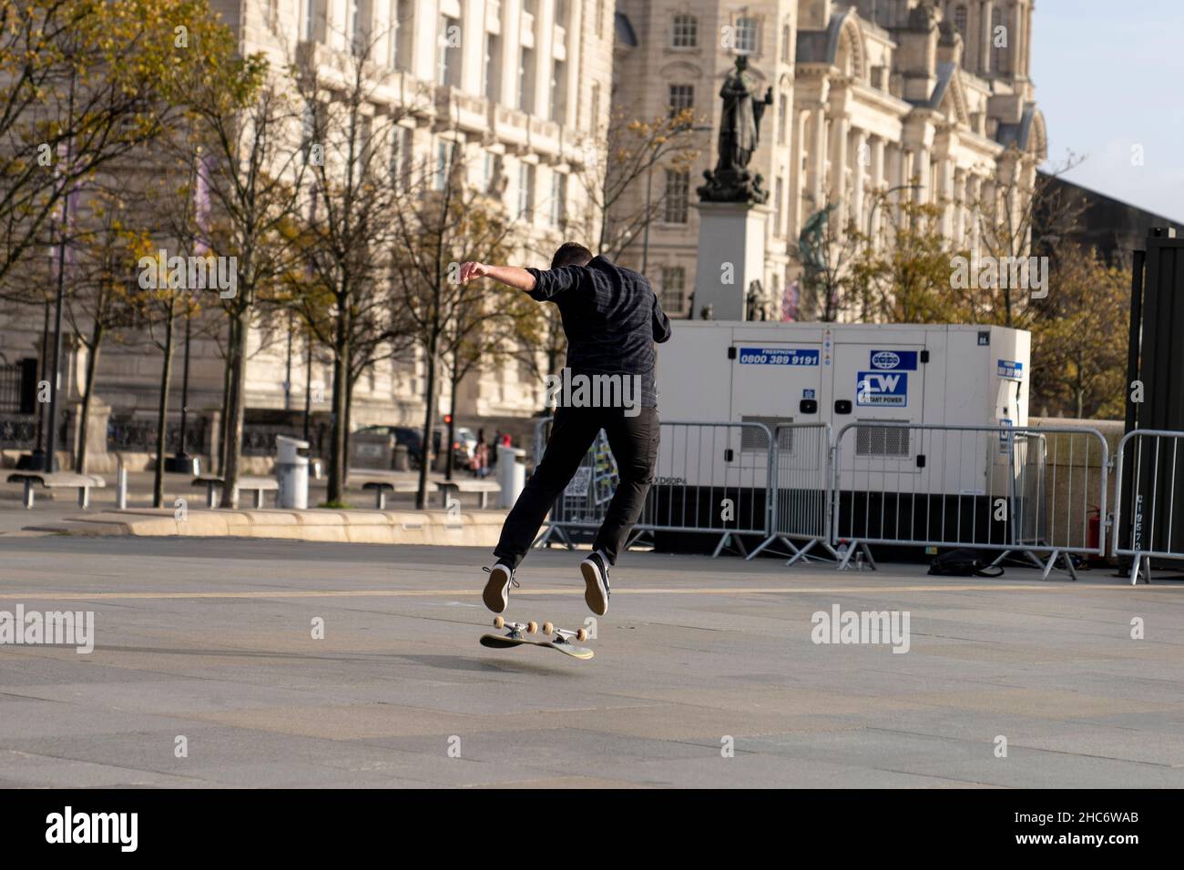 Uno skateboarder che esegue trucchi sulla strada a Liverpool City Foto Stock