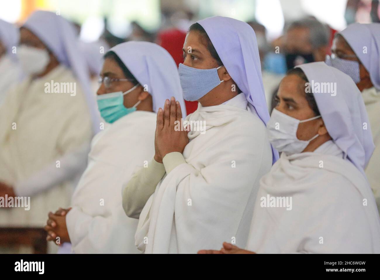 Il popolo cristiano del Bangladesh che offre la preghiera in Chiesa durante il giorno di Natale a Dhaka, Bangladesh, il 25 dicembre 2021. Foto Stock