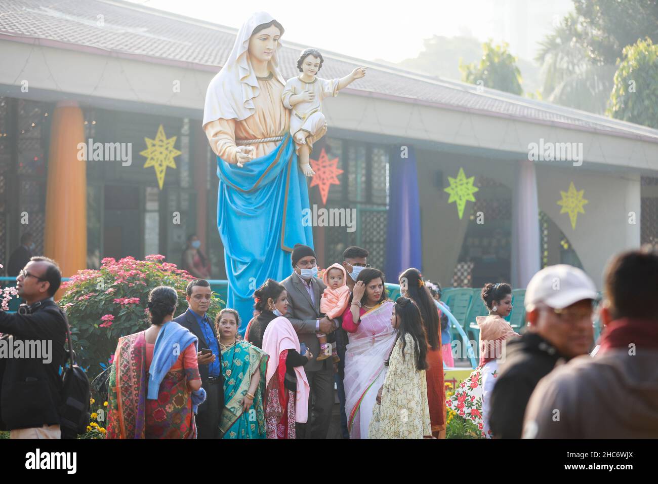 Il popolo cristiano del Bangladesh che offre la preghiera in Chiesa durante il giorno di Natale a Dhaka, Bangladesh, il 25 dicembre 2021. Foto Stock