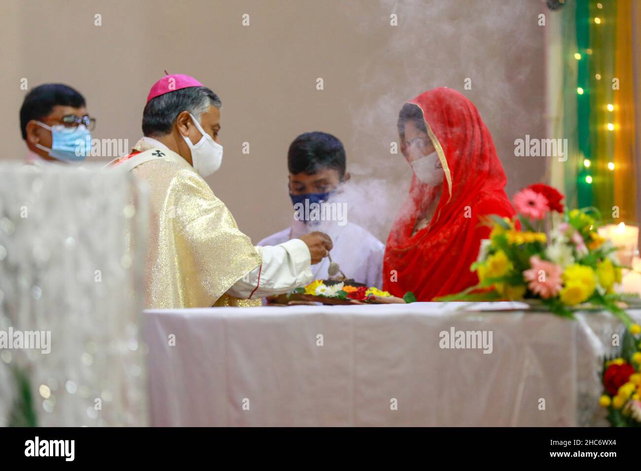 Il popolo cristiano del Bangladesh che offre la preghiera in Chiesa durante il giorno di Natale a Dhaka, Bangladesh, il 25 dicembre 2021. Foto Stock