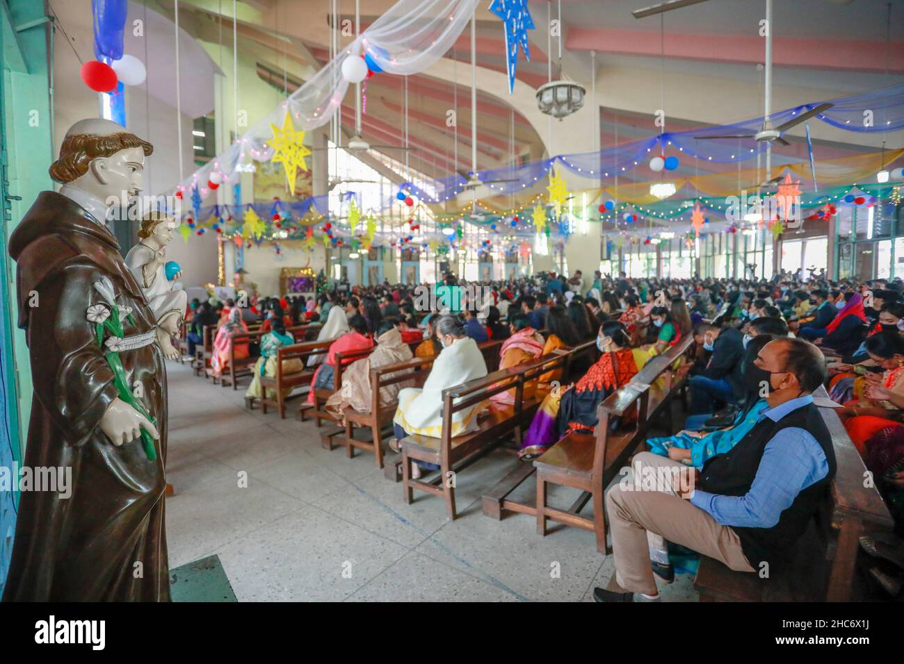 Il popolo cristiano del Bangladesh che offre la preghiera in Chiesa durante il giorno di Natale a Dhaka, Bangladesh, il 25 dicembre 2021. Foto Stock