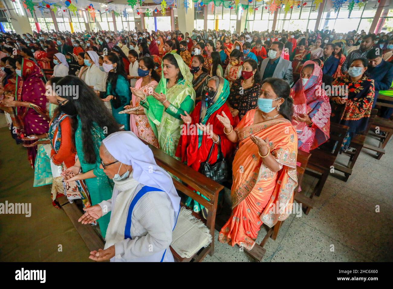 Il popolo cristiano del Bangladesh che offre la preghiera in Chiesa durante il giorno di Natale a Dhaka, Bangladesh, il 25 dicembre 2021. Foto Stock