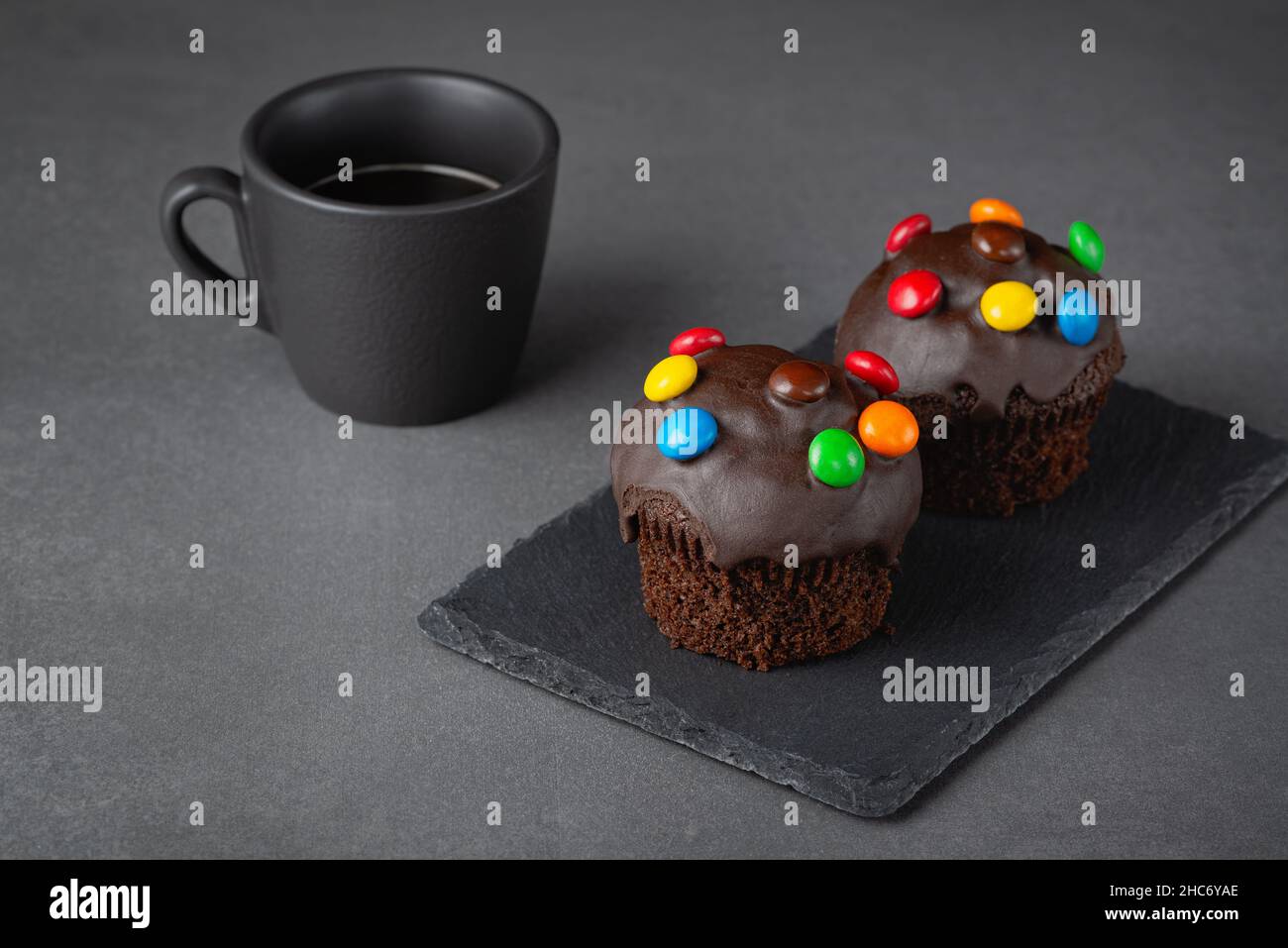 Muffin al cioccolato e caffè per colazione Foto Stock