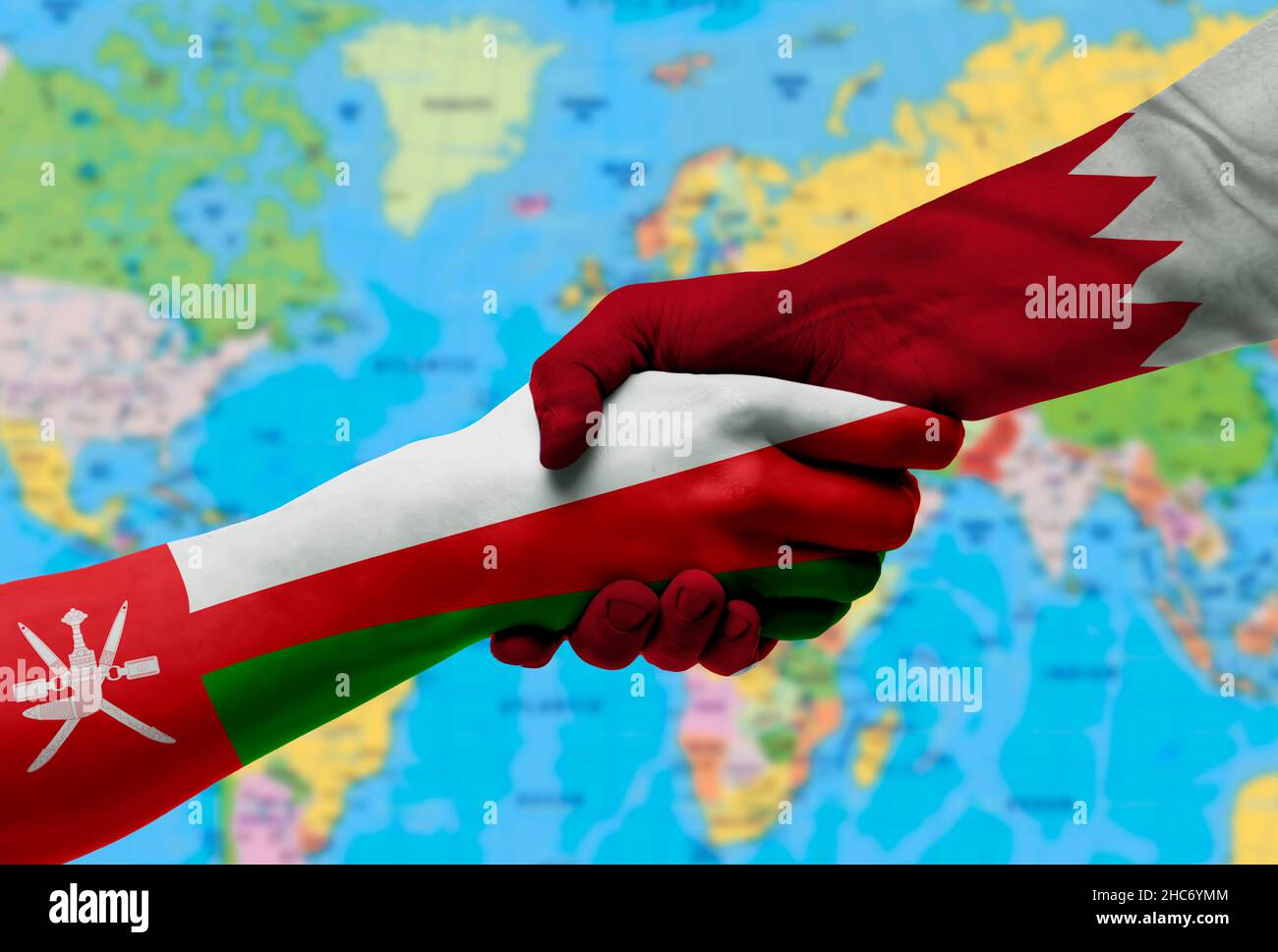 Bandiere Qatar e paesi Oman, cooperazione di handshake, partenariato e amicizia o sport competition.with sfondo della mappa del mondo Foto Stock