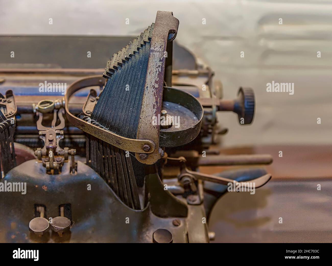 Macchina da scrivere retrò antica. Primo piano. Spazio copia. Macchina da scrivere d'epoca in vecchio stile con effetti di tecnica d'immagine grunge. Immagine stock. Foto Stock