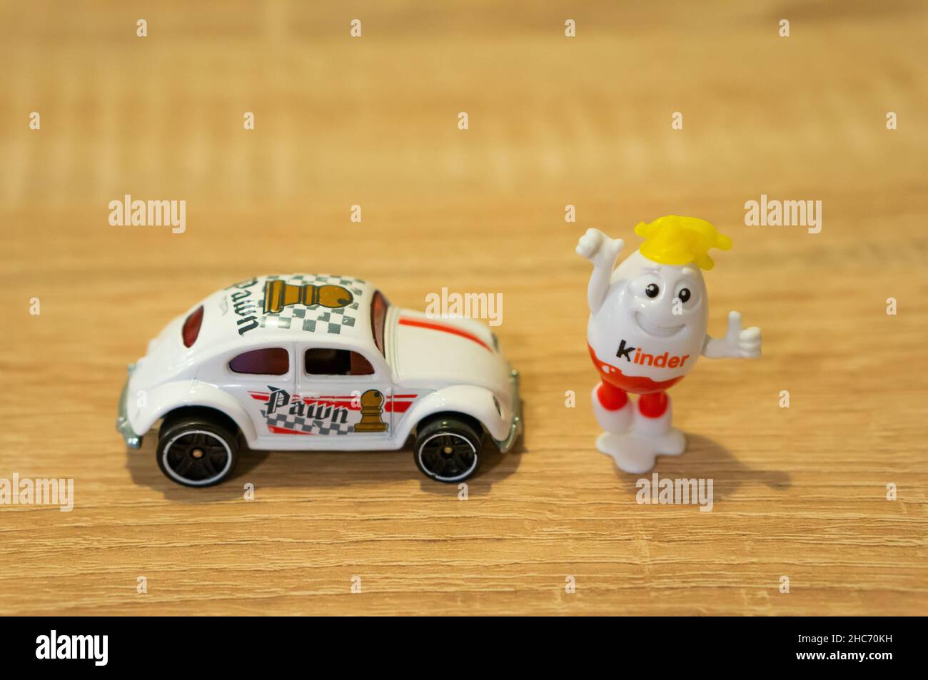 Mattel hot WHEELS giocattolo Volkswagen modello Beetle e Kinder uovo figurine Foto Stock