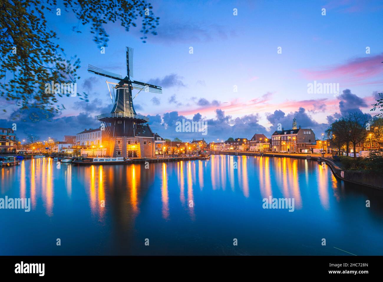 Mulino a vento e case tradizionali, Haarlem, Olanda Foto Stock