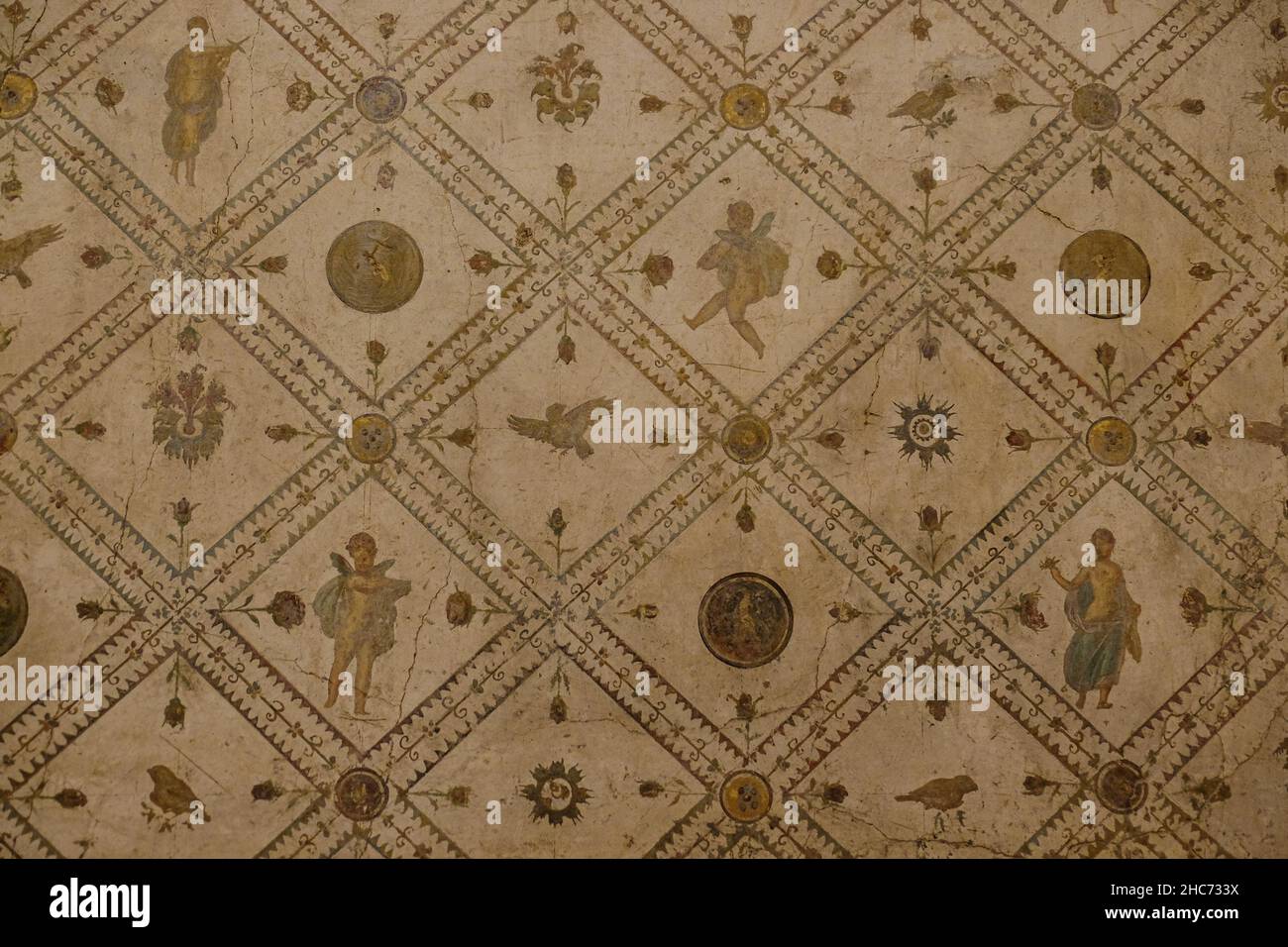 Primo piano di un'antica parete ornamentale con angeli e divinità Foto Stock