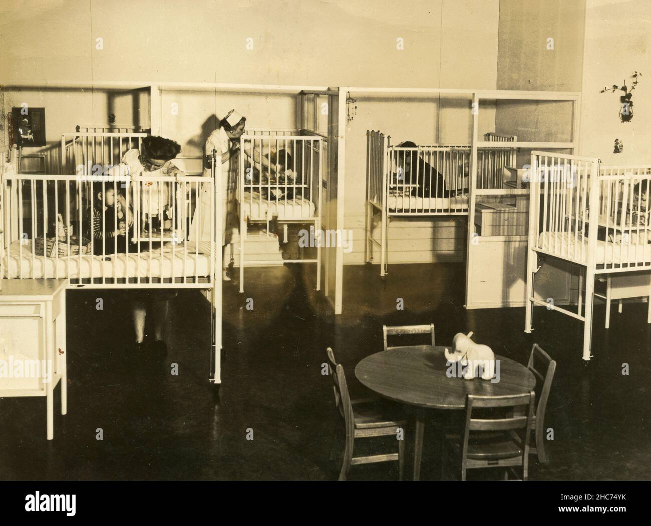 Bambini in letti alti per un sonnellino pomeridiano presso la Nursery School dei cantieri della Kaiser Company, Portland, Oregon USA 1950s Foto Stock