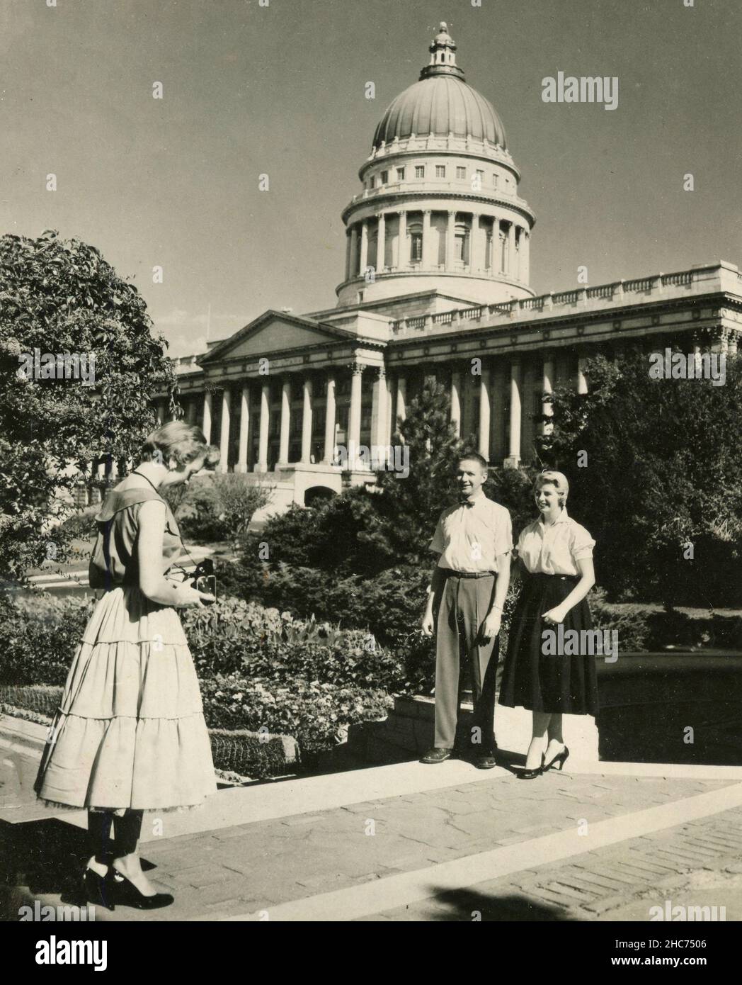 I turisti scattano foto al Capitol Building, Salt Lake City, Utah, USA 1950s Foto Stock
