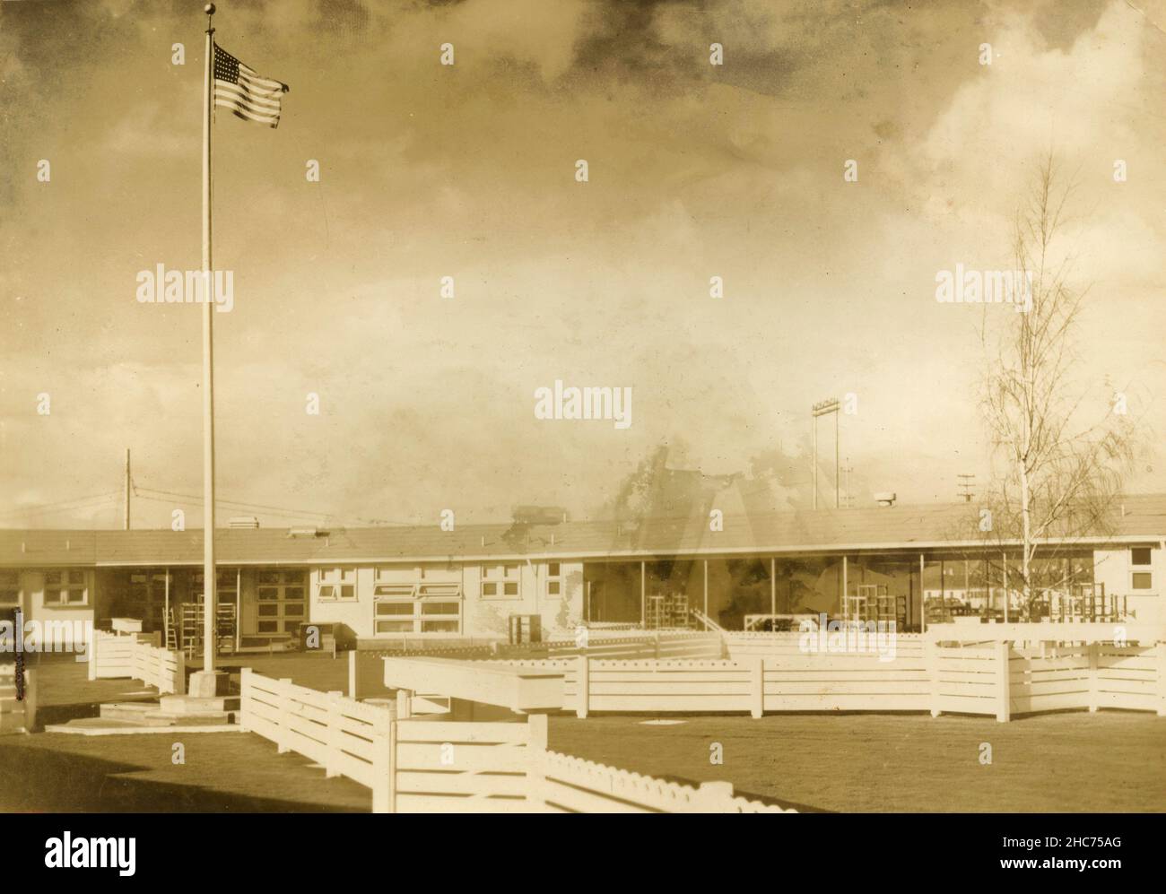 Vista esterna della Scuola del Nursery dei cantieri della Kaiser Company, Portland, Oregon USA 1950s Foto Stock