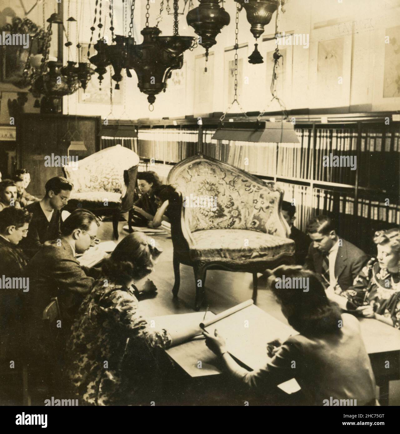 Gli studenti di arte americana che si discostano dalla vita al Museum of Cooper Union, New York City USA 1946 Foto Stock