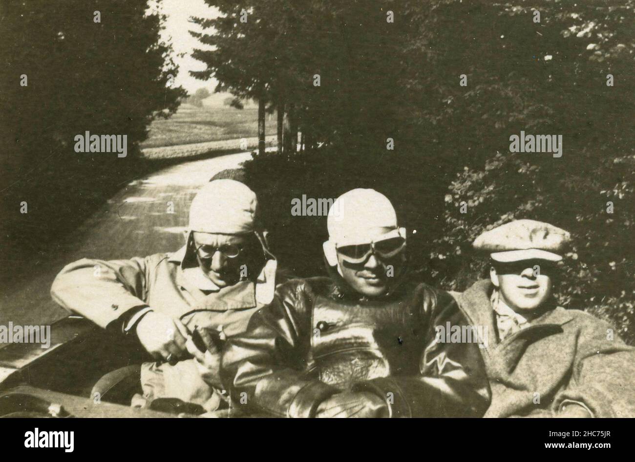 Tre amici in auto pronti per un viaggio, Italia 1920s Foto Stock
