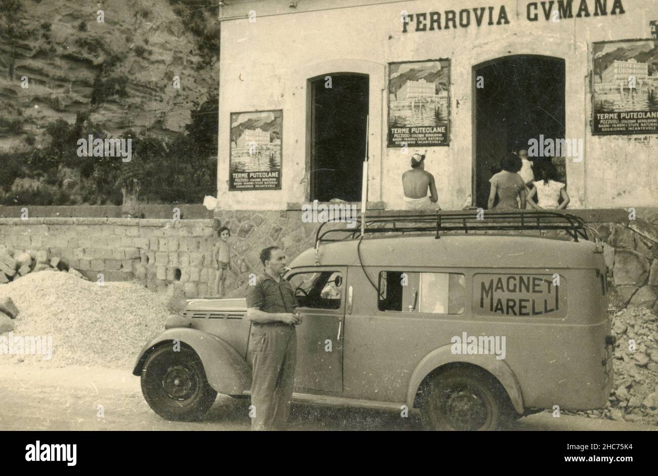 Uomo e furgone fuori dalla stazione ferroviaria di Ferrovia Cumana, Italia 1937 Foto Stock