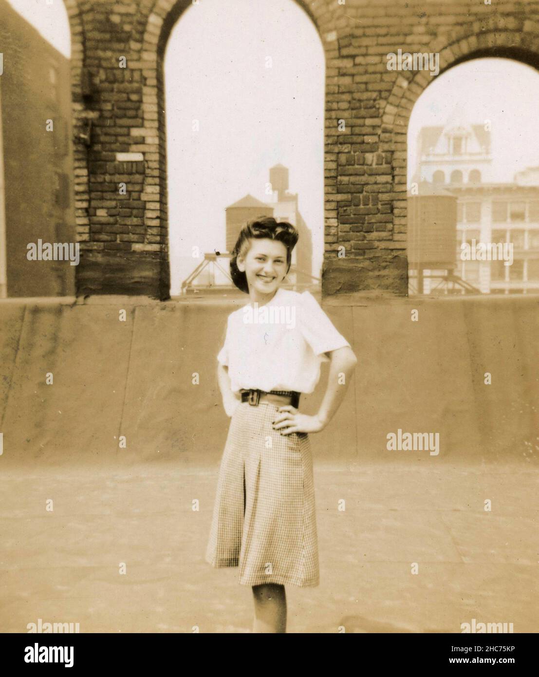 Donna su un terrazzo in posa per la Foto, Italia 1920s Foto Stock