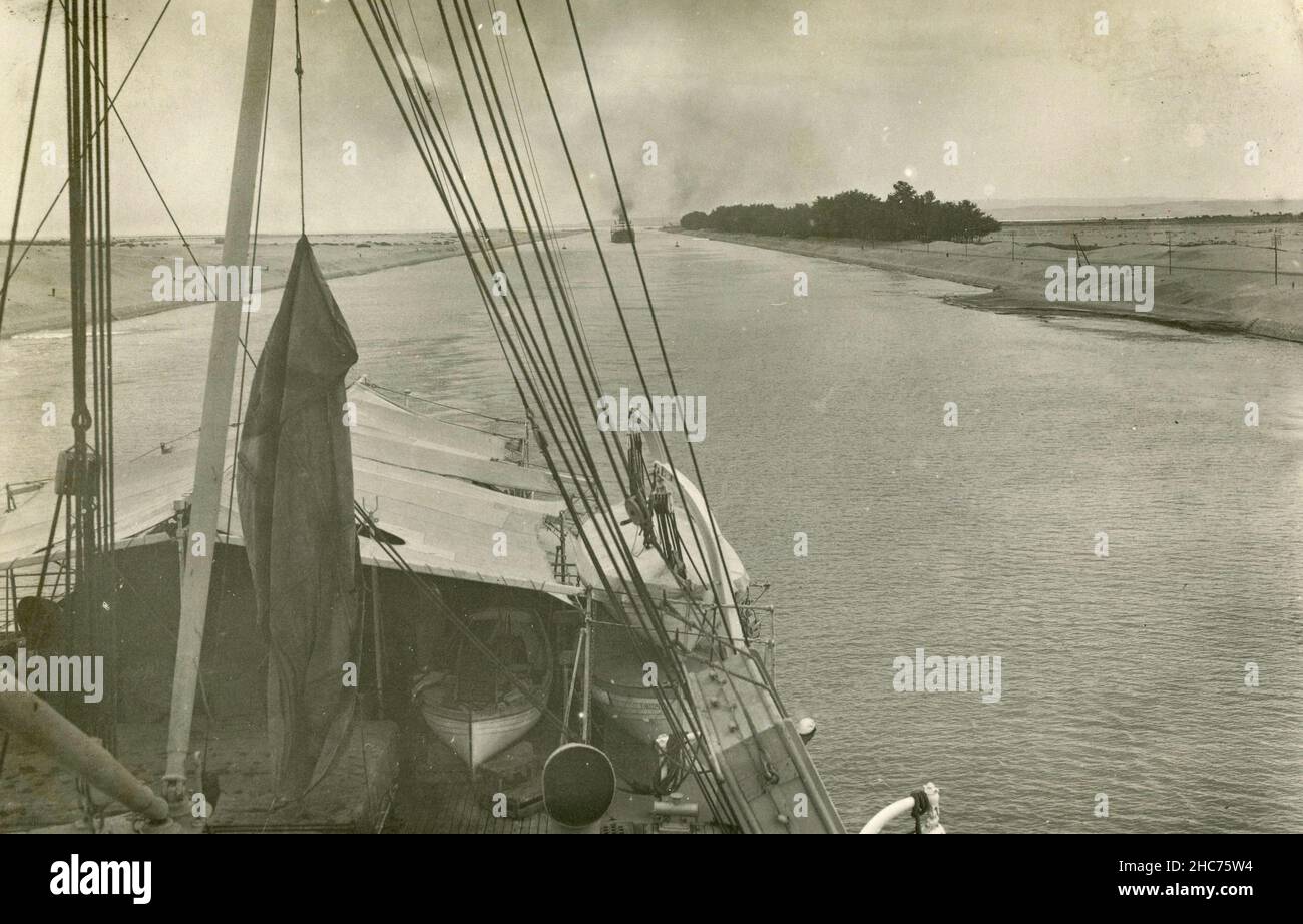 Su una barca che passa il canale di Suez, Egitto 1930s Foto Stock