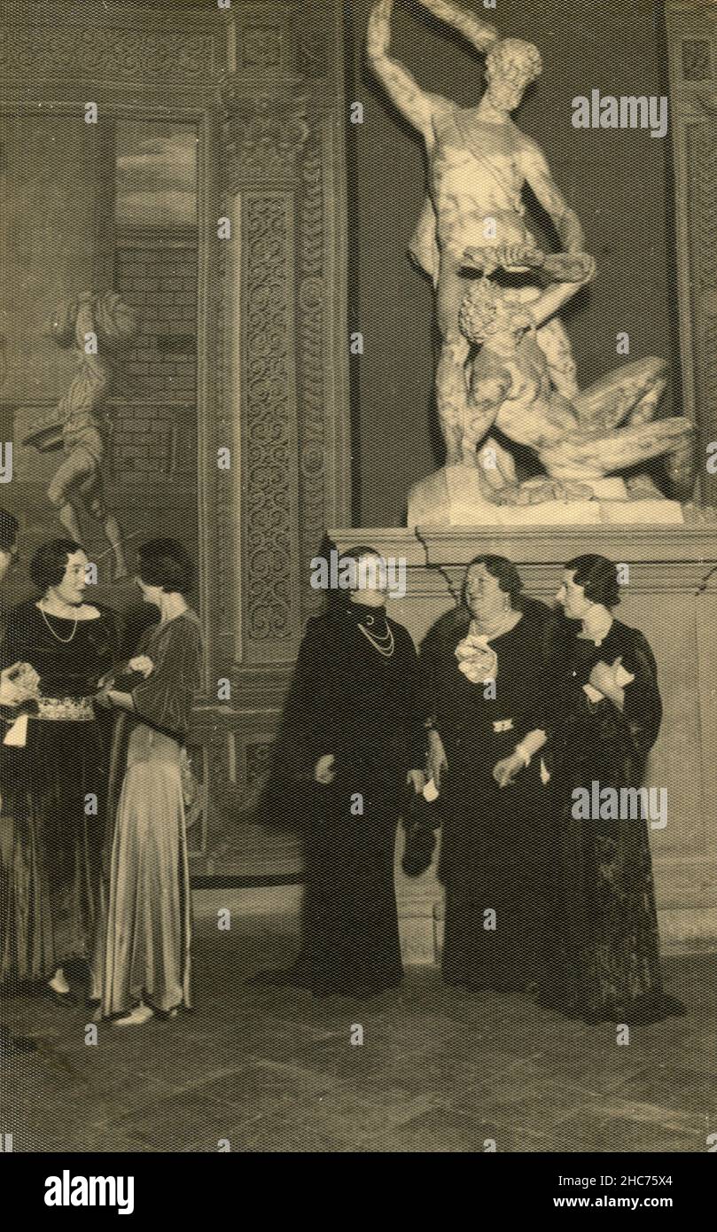 Gruppo di donne eleganti alla reception, Italia 1920s Foto Stock