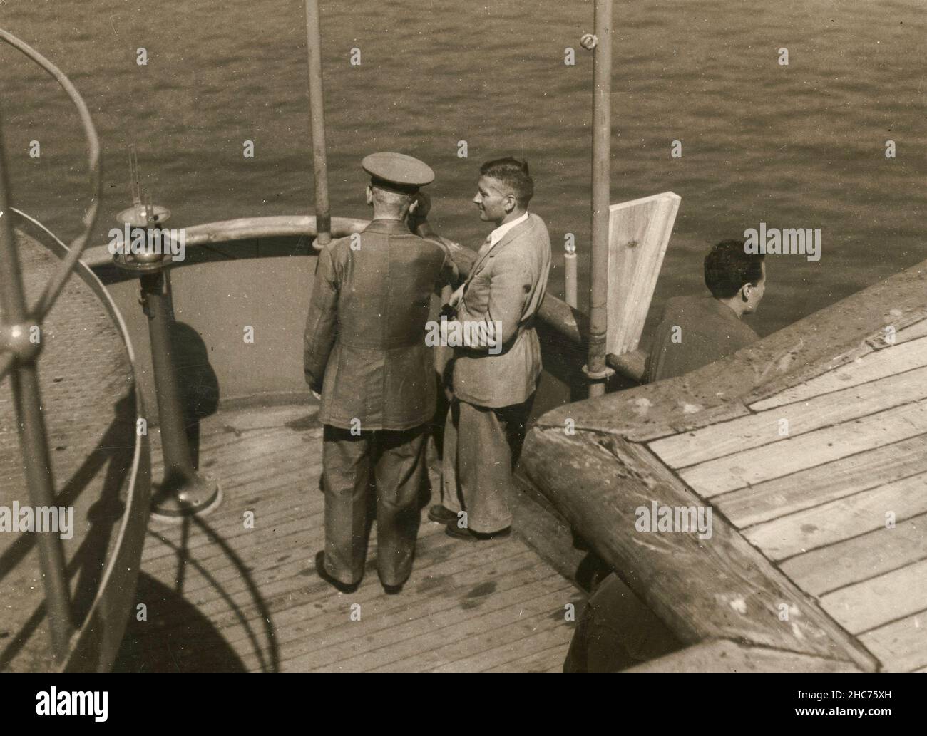 Il Ministro degli Affari Esteri italiano Galeazzo Ciano in visita alla nave a motore Monti, Italia 1930s Foto Stock