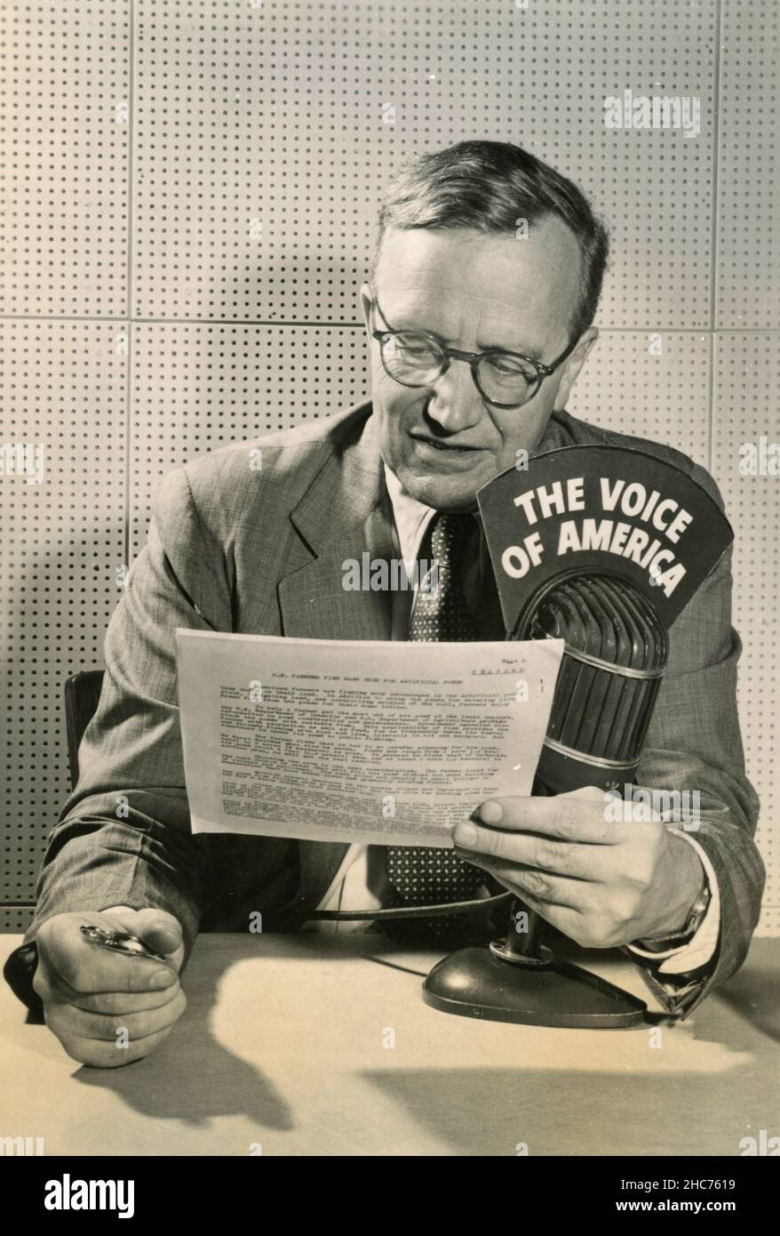 Il giornalista americano della radiodiffusione Raymond Gram Swing in onda con la voce dell'America, USA 1940s Foto Stock