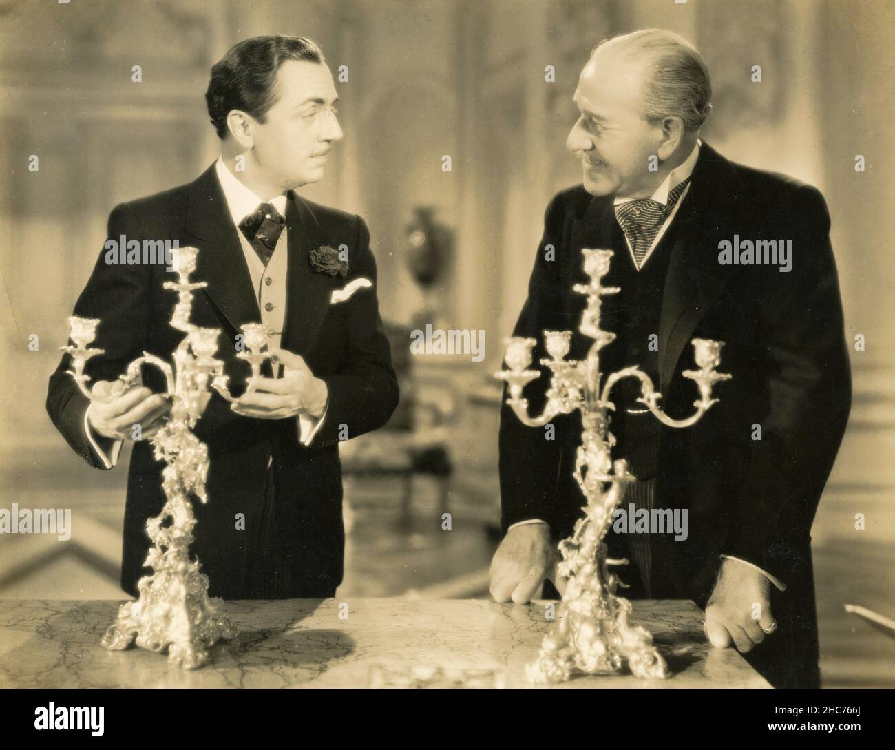 Attori americani William Powell e Henry Stephenson nel film The Emperor's Candlesticks, USA 1937 Foto Stock