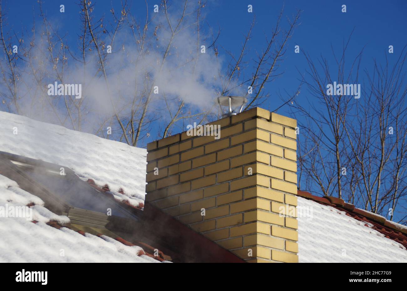 Camino domestico fuma. Riscaldamento della casa nella stagione invernale. Foto Stock