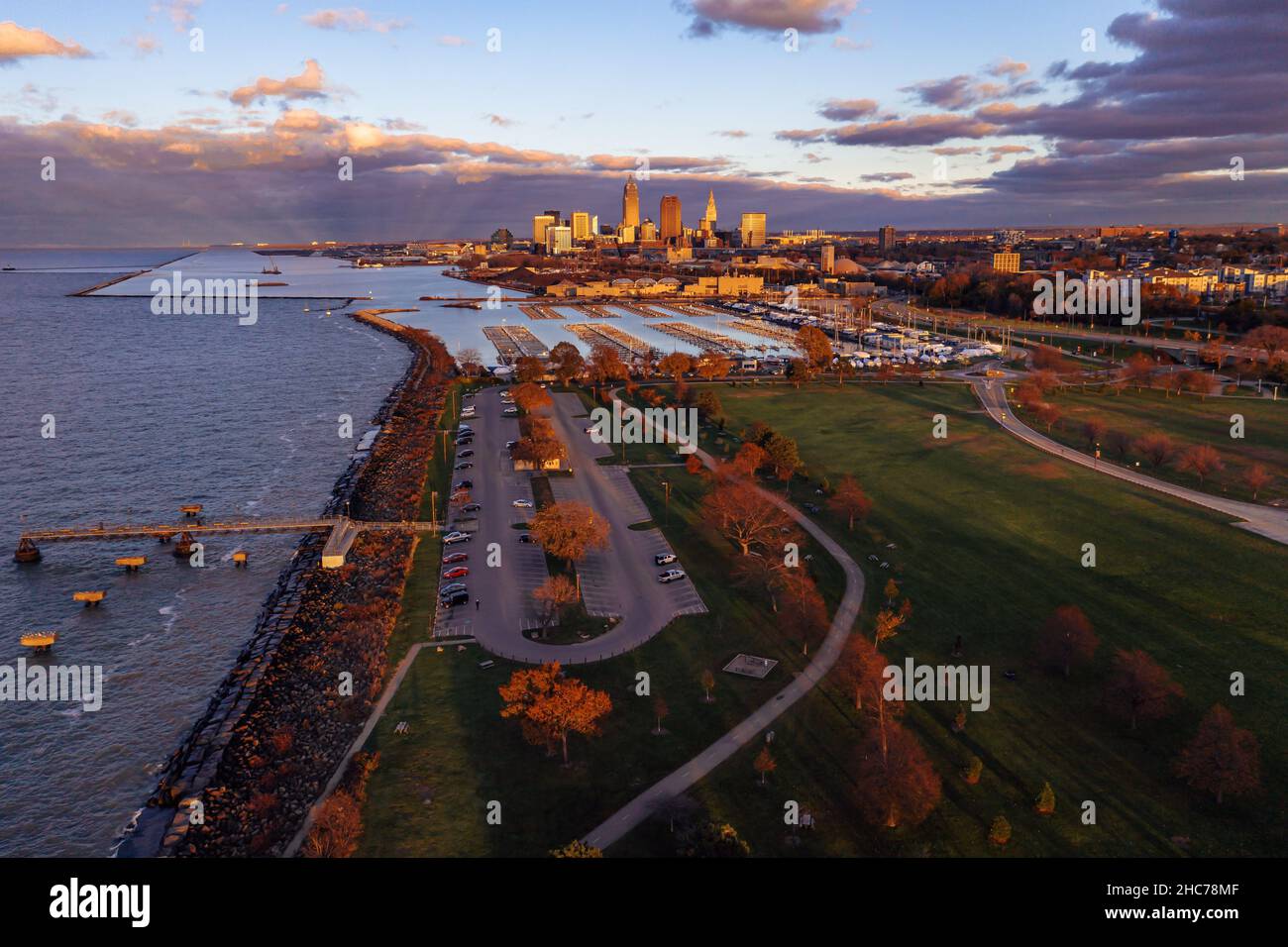 Una vista aerea dei bellissimi moli vicino a Edgewater Park, Ohio, con il centro di Cleveland sul retro Foto Stock
