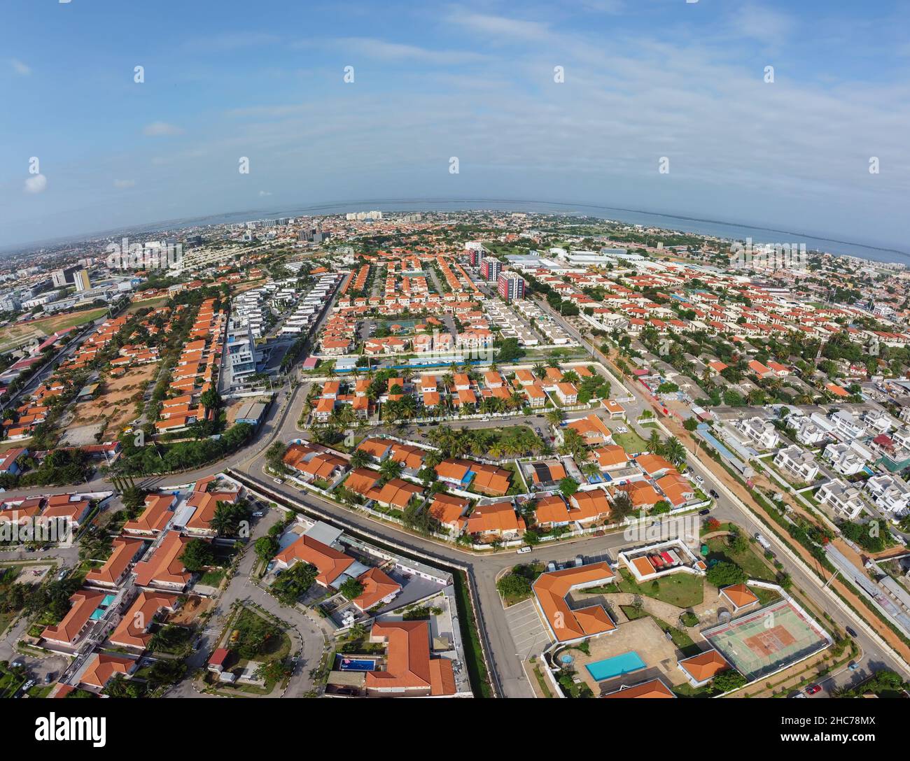 Fotografia aerea con droni della città di Talatona a Belas, zona residenziale con condomini con case di lusso e edifici di uffici di lusso, nel metropol Foto Stock