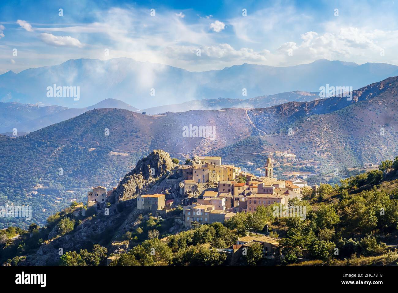 Paesaggio con Speloncato villaggio in Corsica, francese Foto Stock