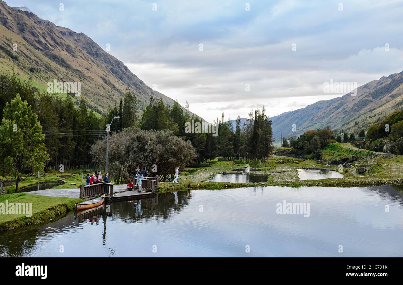 Gli stagni sono costruiti per l'agricoltura di trote nelle Ande montagne, che fornisce una fonte di cibo sostenibile. Cuenca, Ecuador, Sud America. Foto Stock