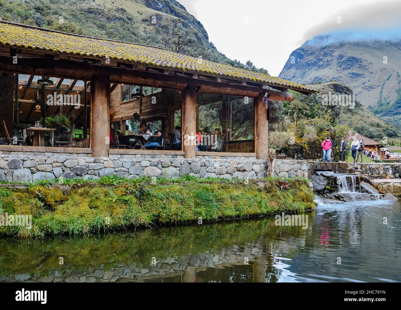 I turisti possono godersi i dintorni dall'interno di un ristorante del resort Hosteria Dos Chorreras. Cuenca, Ecuador, Sud America. Foto Stock