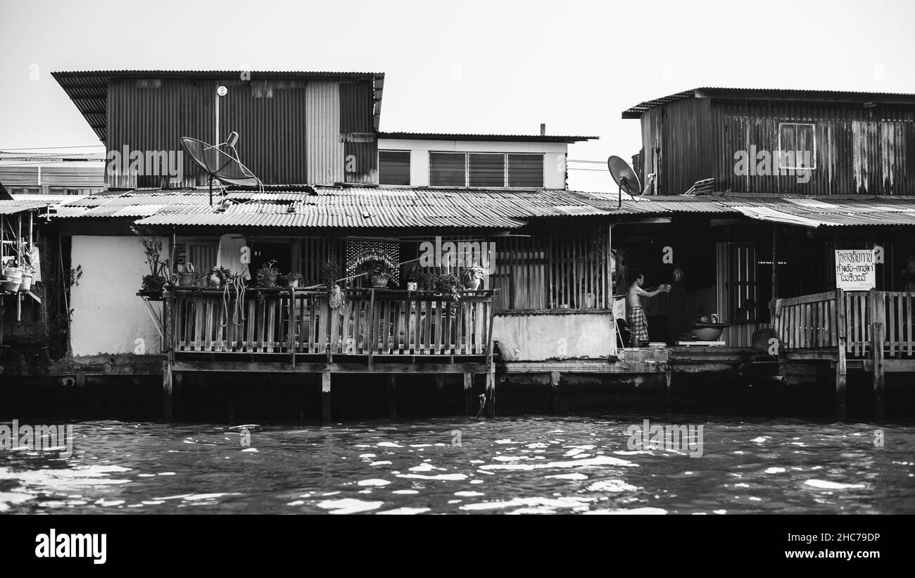 Foto in scala di grigi di una casa sull'acqua a Bangkok, Thailandia Foto Stock