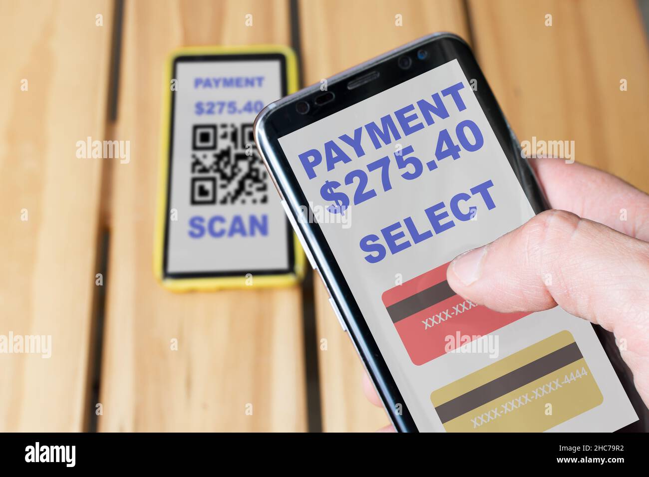 Uno smartphone che esegue la scansione del codice QR su un altro smartphone per effettuare un pagamento elettronico Foto Stock