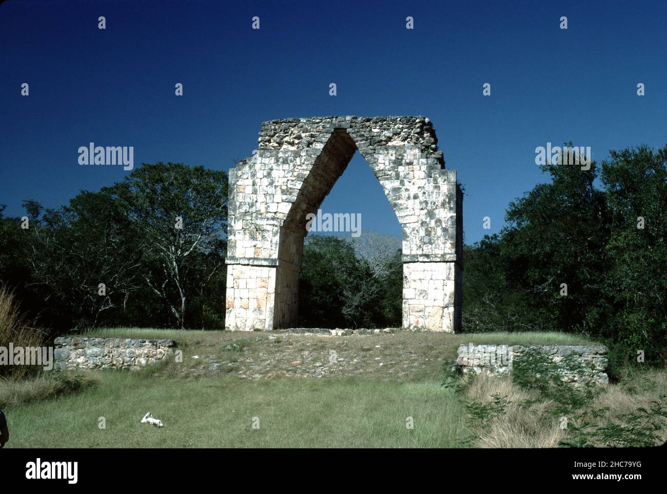 Kabah, Yucatan Messico. 12/29/1985. Rovine in stile Puuc Maya circa 600-900 d.C. Kabah non aveva cenote naturale per l'acqua. Molti sistemi di “catchment” sono stati integrati negli edifici per catturare le precipitazioni. Le depressioni naturali del terreno sono state allineate con pietra per catturare le piogge. Foto Stock