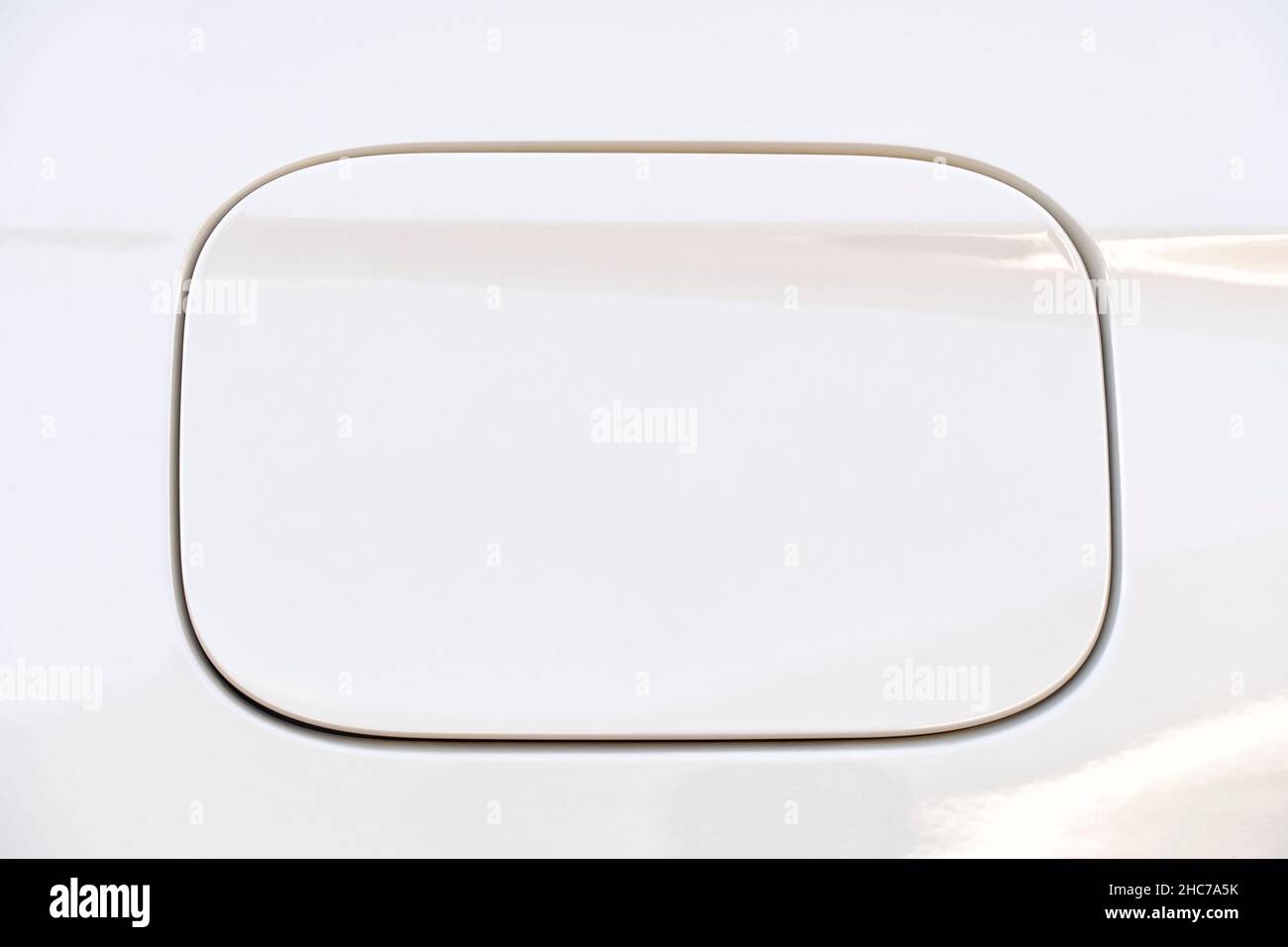 Un dettaglio del tappo del serbatoio del gas di una nuova vettura bianca Foto Stock