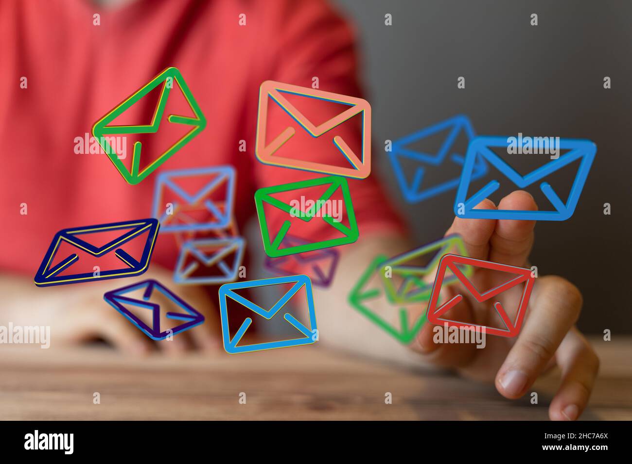 Mano maschio con 3D icone a forma di lettera - la comunicazione parla il concetto digitale bolla Foto Stock