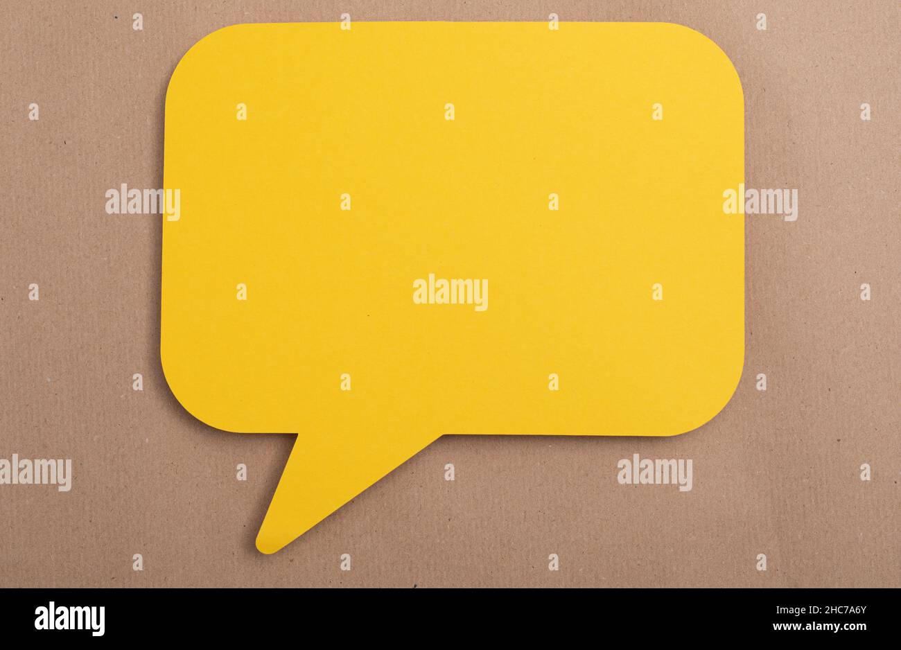 Il documento di comunicazione giallo parla il fumetto sul tavolo Foto Stock