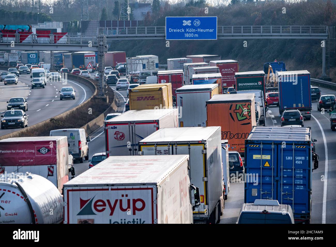 Stau auf der Autobahn A3, beim Kreuz Köln-Ost, in Richtung Süden, vier Fahrspuren mit PKW und vielen LKW gestaut, insgesamt über 8 km, Köln, NR Foto Stock