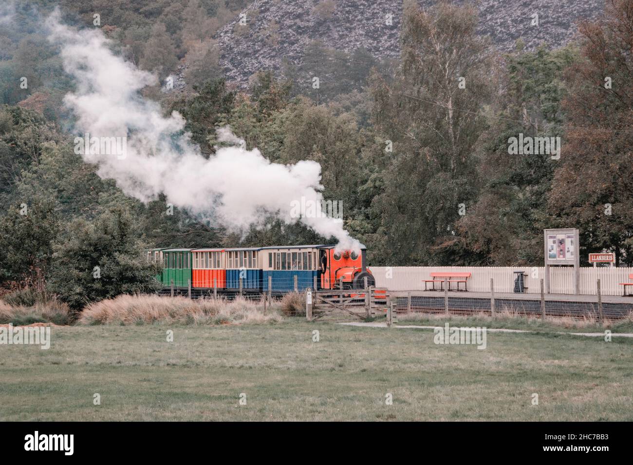 Locomotiva sulla ferrovia che va alla stazione di Llanberis Foto Stock