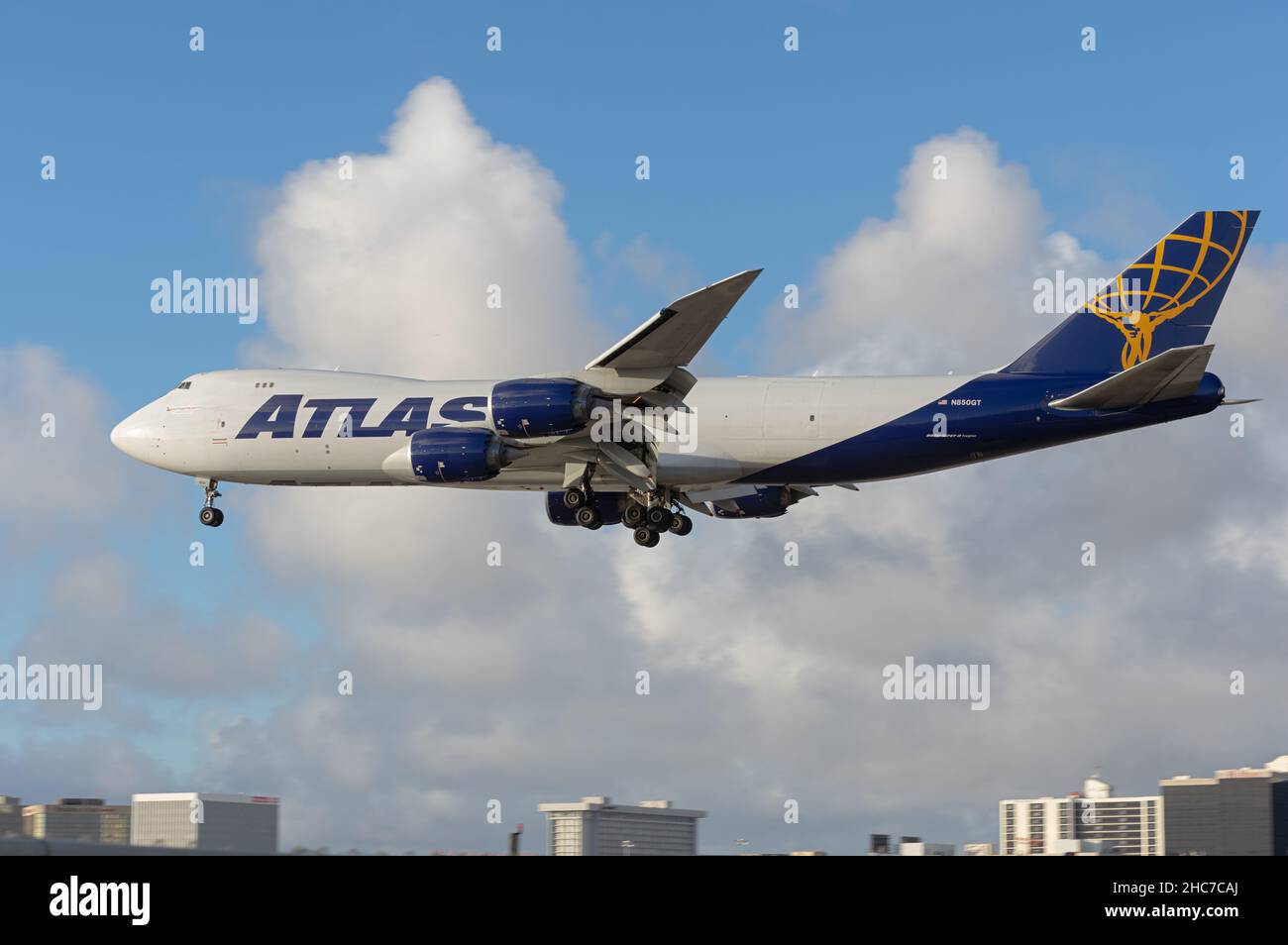 Atlas Air Boeing 747-8 - Freighter con registrazione N850GT in arrivo a LAX, Aeroporto Internazionale di Los Angeles. Foto Stock