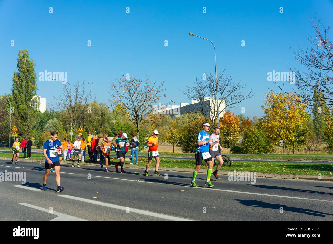 Persone che corrono per carità su una strada asfaltata nella città di Poznan Foto Stock